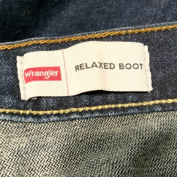 Wrangler Jeans Men’s Blue Dark Wash Relaxed Boot Jeans Size 40 x 30 - Picture 3 of 5